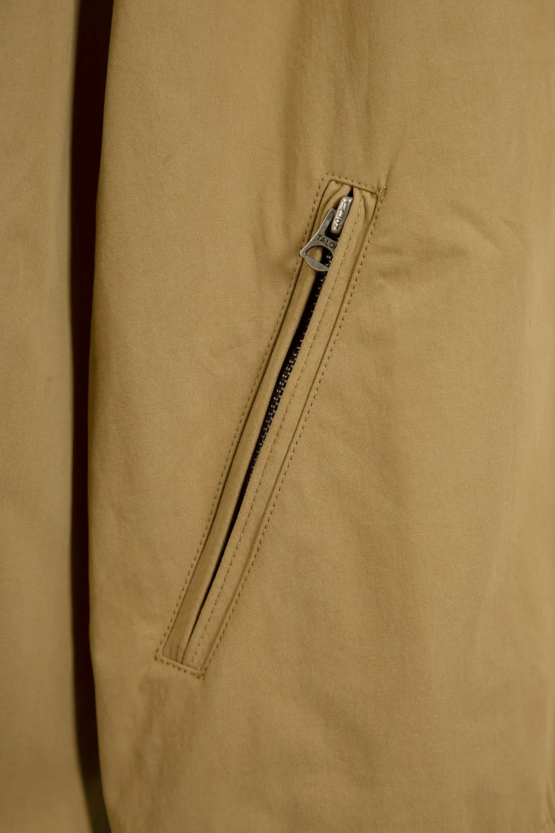 P290 Actual photo [Popular item] Style number: 25109# (on sale all year round) Color: khaki/navy blue Size: S to XL - Ralph Lauren/Ralph Lauren Solid color logo embroidered cotton soft shell fabric hooded assault jacket - the face is the same as the original 32 high count plain super soft carbon grinding ✅ - Brand POLO three zippers Customized back collar webbing Dark and light two-color oil edge leather strips ✅ - Ralph Lauren/Ralph Lauren's classic men's and women's bomber zipper hooded jacket. It has an elegant and fashionable style with any wear. It has a retro and relaxed feel. The hood and zipper elements add to the casual casualness. The paper man effect on the upper body can be perfectly controlled whether it is sports style or casual style ✅